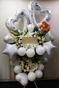 白いバルーンとスタンド花