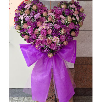 ハートのスタンド花 リボン付 紫系 東京へ贈るスタンド花ならフラワーショップリラ